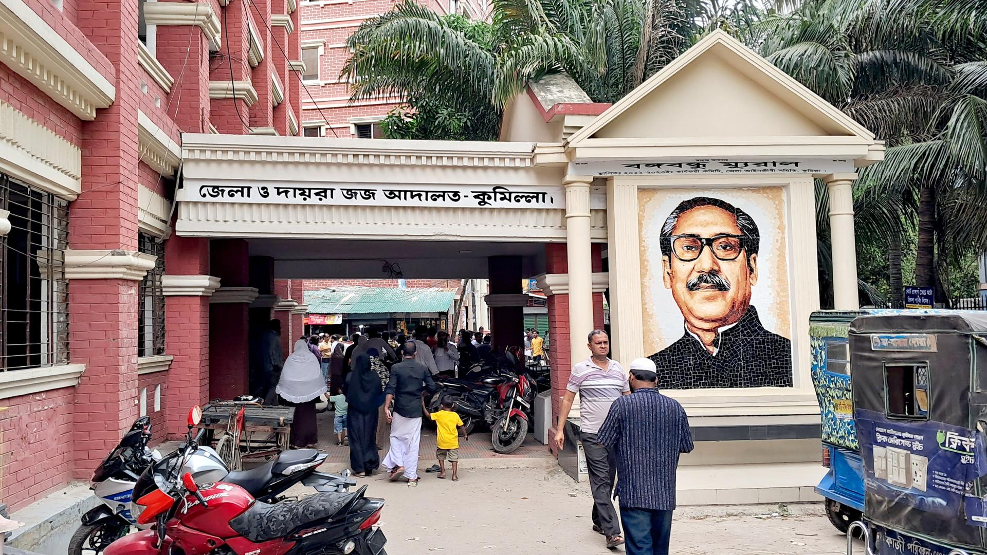 কুমিল্লার আদালতে আনা হয়েছে সাবেক আইজিপি একেএম শহীদুল হক কে